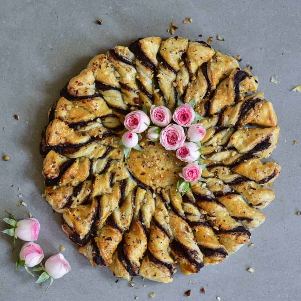 Chocolate pastry pie ' Tarte Soleil' pink roses