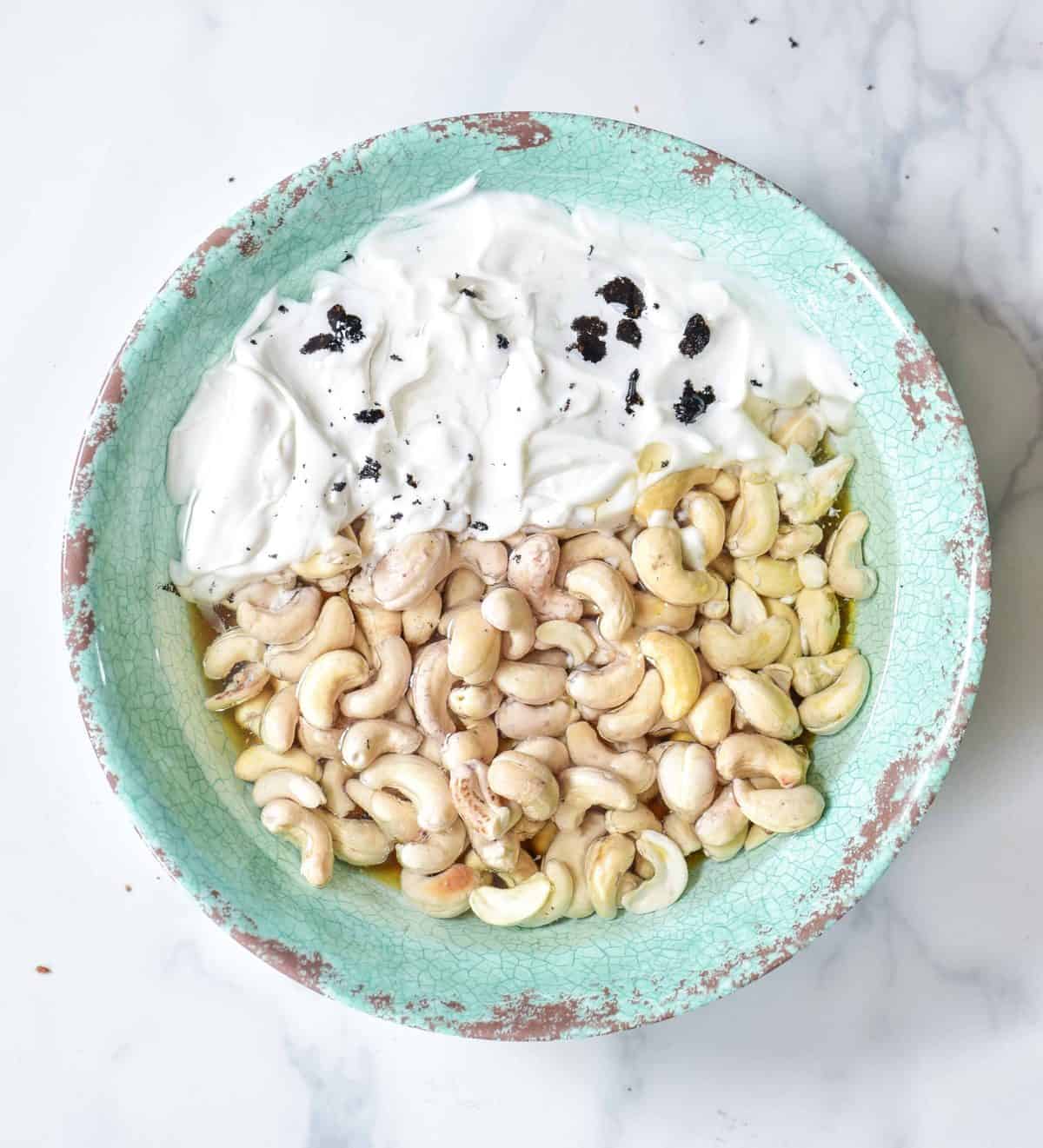 Cashews and coconut cream and spirulina in a bowl
