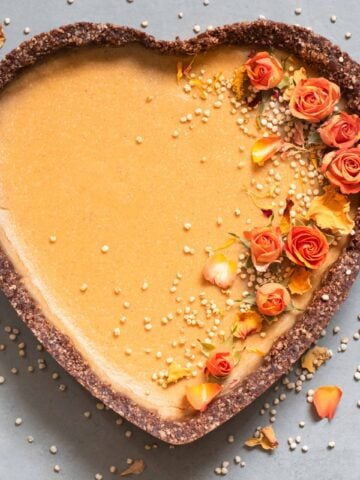 Vegan_Pumpkin_Pie with orange flowers, puffed quinoa