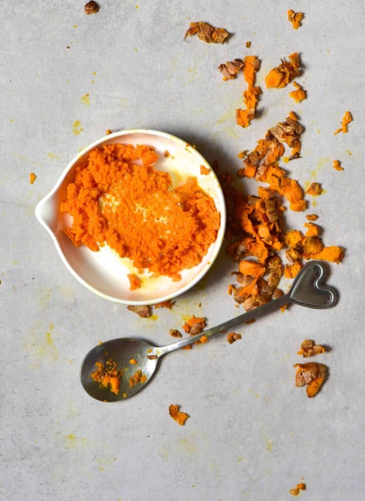 Grated turmeric and a spoon