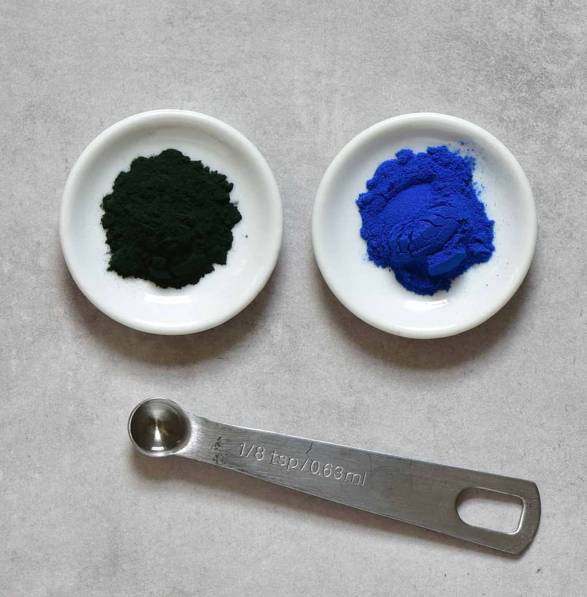 spirulina and mint in small dishes