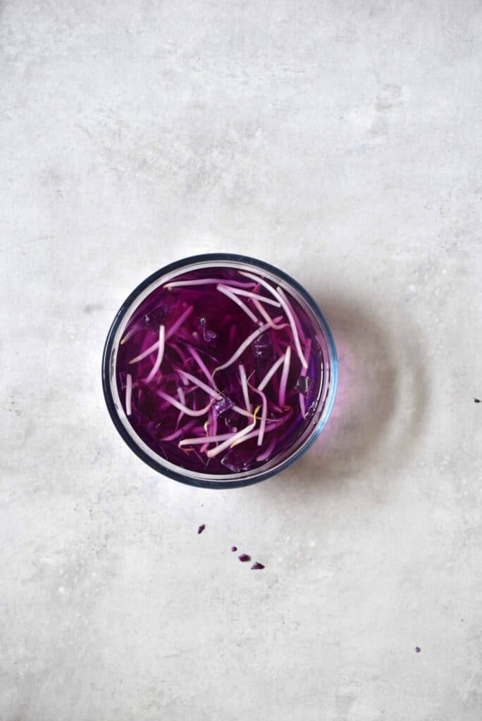 How to taint mung bean sprouts with red cabbage