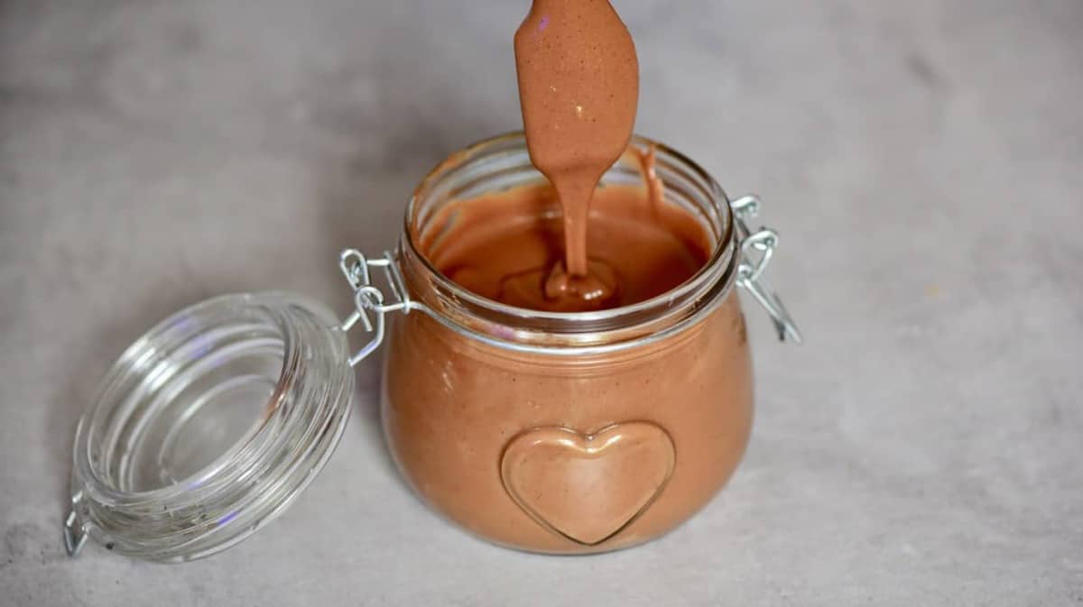 DIY Homemade vegan Nutella dairy-free, refined sugar-free, paleo, vegan & healthier