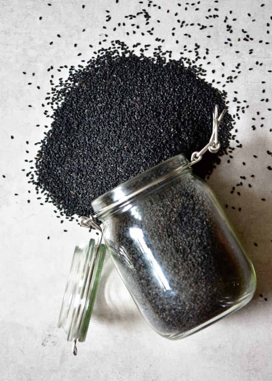 Tahini nero fatto in casa con due ingredienti. vegan, gluten-free sesame paste