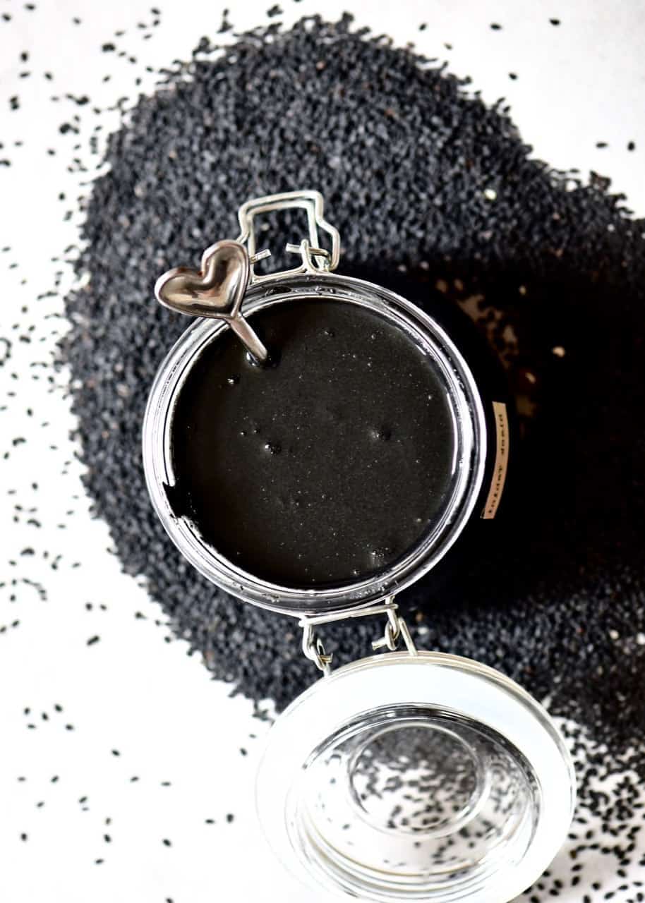 Tahini negro casero de dos ingredientes, utilizando semillas de sésamo negro