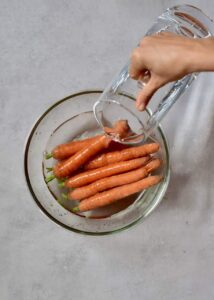 how to store carrots to make the most of their shelf life. plastic-free. food storage hacks