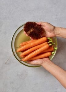 how to store carrots to make the most of their shelf life. plastic-free. food storage hacks