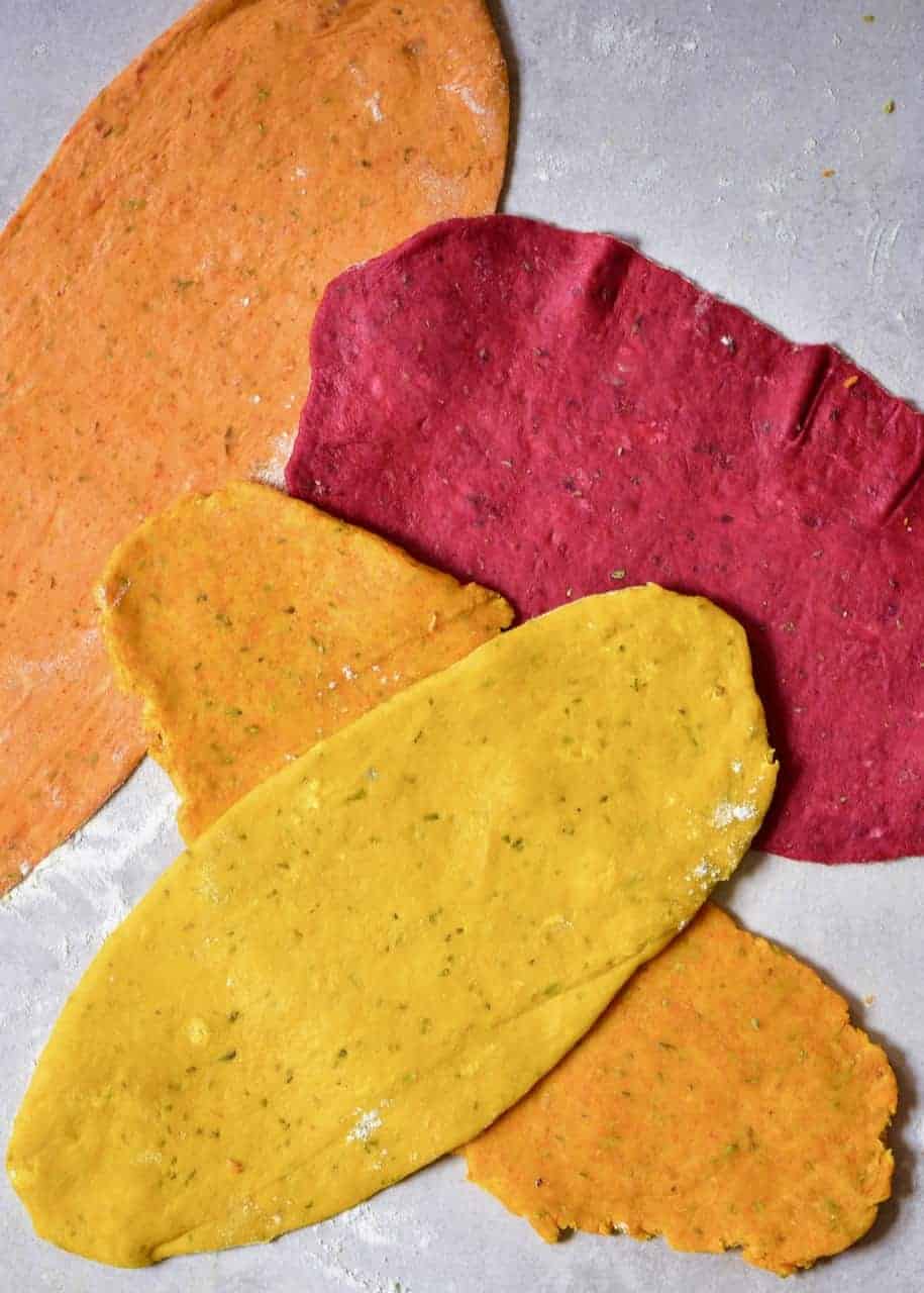 fall leaves healthy crackers. vegan crackers, fun lunchbox recipe and meal-prep snack as well as a healthy chips n' dips. autumn snack recipe, fall snack recipe