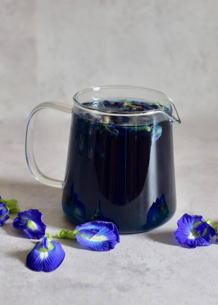 how to make butterfly pea flower tea for colour-changing drinks. blue to purple drink