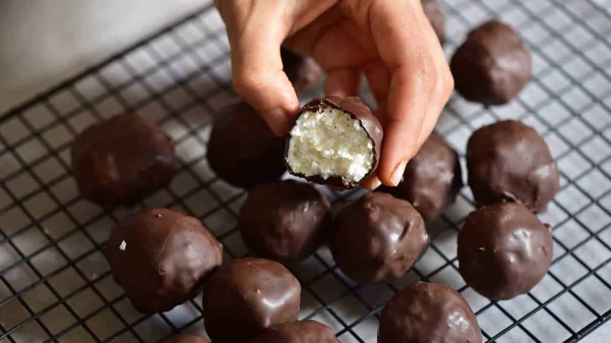 Coconut truffles - 3 Ingredient Vegan coconut bliss balls. Healthy bounty bites that are refined sugar free, low-carb, gluten-free and a healthy vegan snack of 32