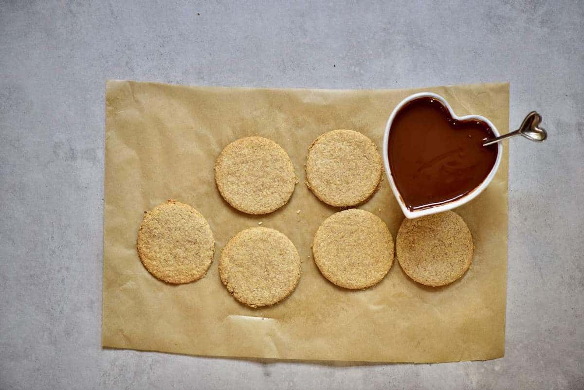 healthy digestive biscuits with reduced sugar and a cup of melted chocolate 