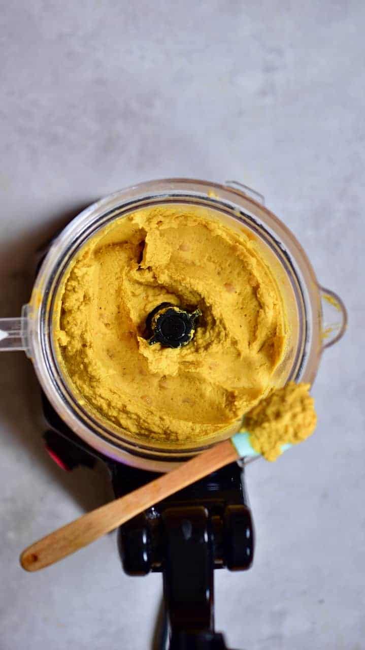 Delicious Vegan pumpkin spice hummus - a wonderful fall recipe that is a healthy vegan snack and a perfect lunchbox snack with fresh vegetables or crackers!