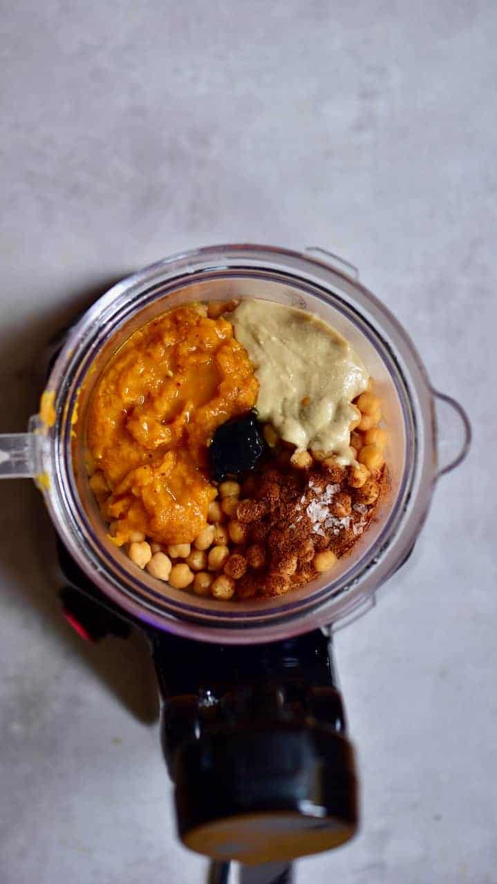 Delicious Vegan pumpkin spice hummus - a wonderful fall recipe that is a healthy vegan snack and a perfect lunchbox snack with fresh vegetables or crackers!