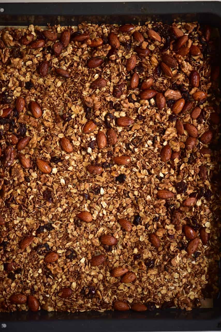 This Easy, healthy homemade Christmas granola is a delicious cranberry orange granola mix - perfect for a healthy homemade Christmas food gift, because who doesn't like an edible Christmas gift?
