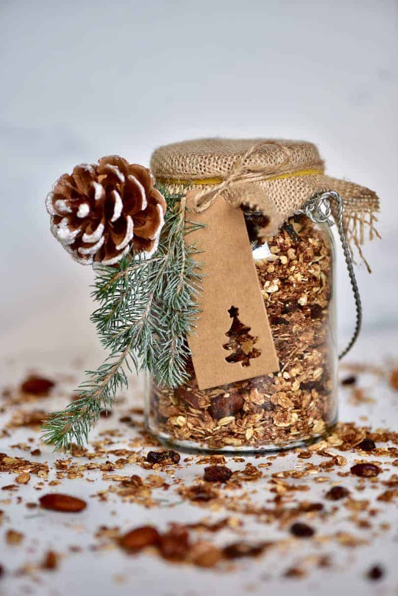 This Easy, healthy homemade Christmas granola is a delicious cranberry orange granola mix - perfect for a healthy homemade Christmas food gift, because who doesn't like an edible Christmas gift?