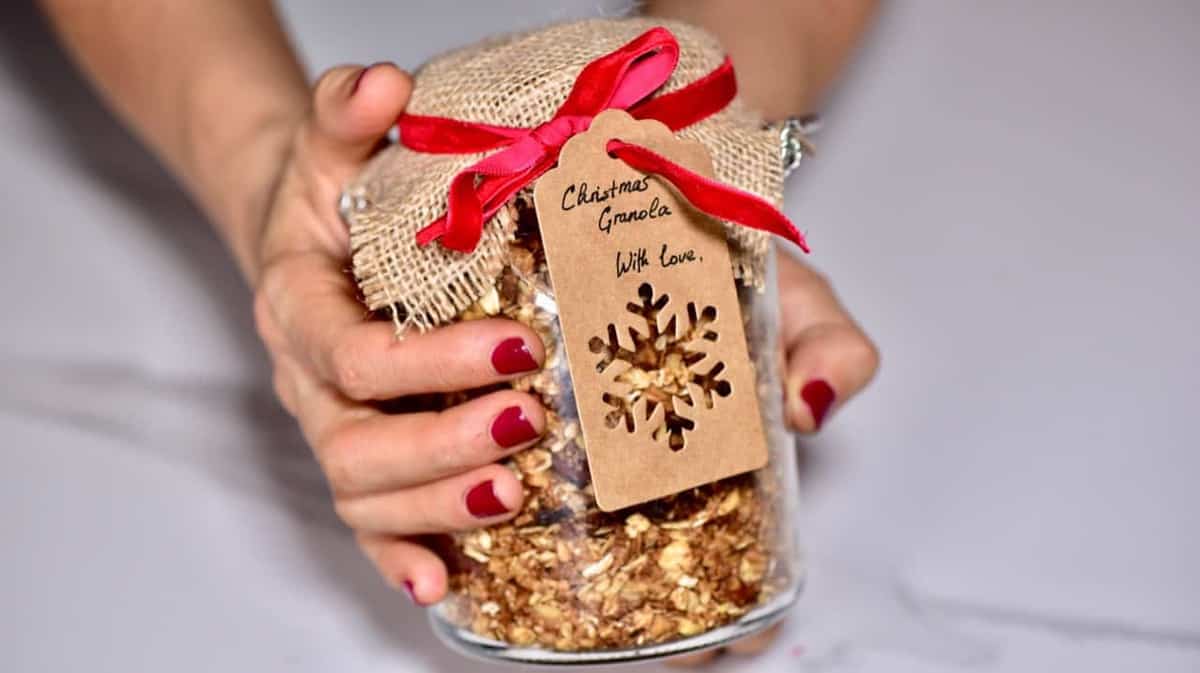 This Easy, healthy homemade Christmas granola is a delicious cranberry orange granola mix - perfect for a healthy homemade Christmas food gift, because who doesn't like an edible Christmas gift?