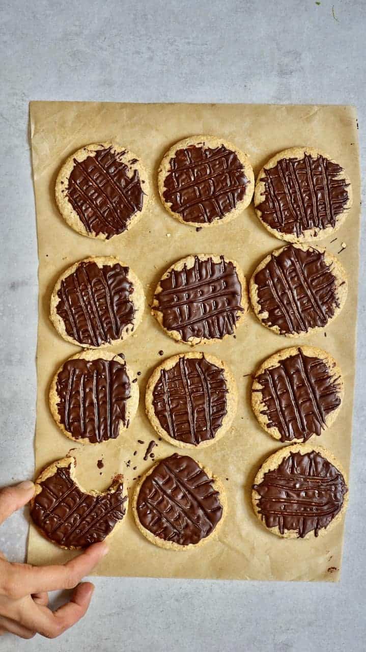Healthy Chocolate Digestive Biscuits Recipe (Oat Cookies) - Alphafoodie