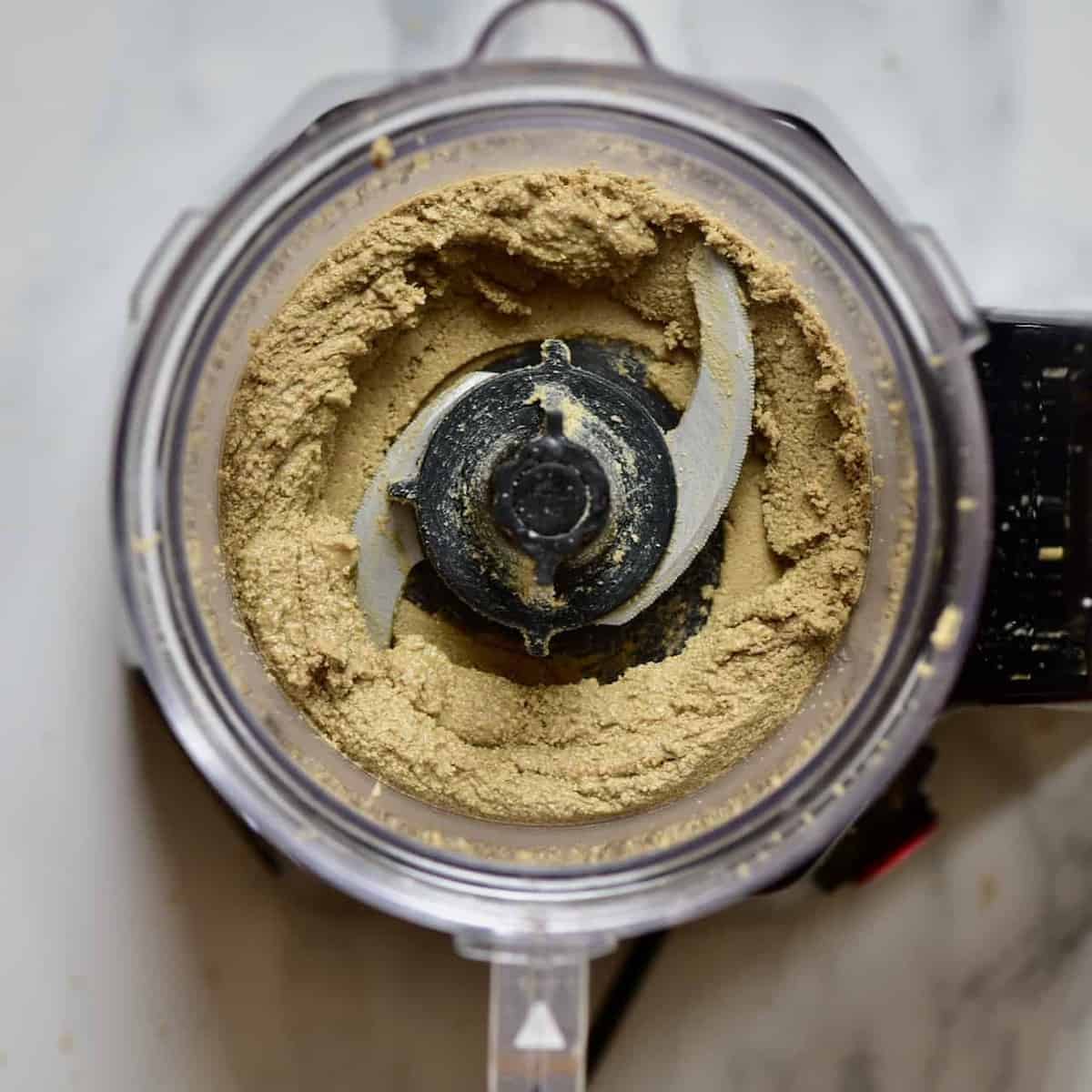 A delicious one ingredient sunflower seed butter recipe (sunbutter). Plus the health benefits of sunflower seeds, flavoured sunflower seed butter options and sunflower seed butter uses & recipes!