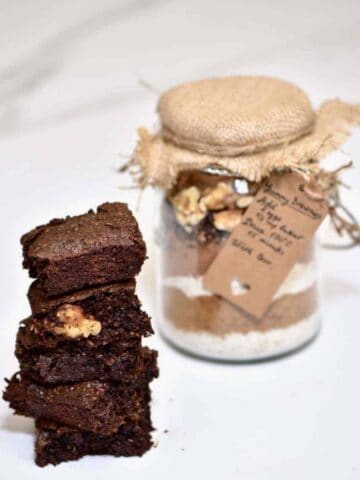 A lovely gluten free Christmas gift brownie in a jar. A cheap edible Christmas gift option that can easily be made in advance and Veganised.