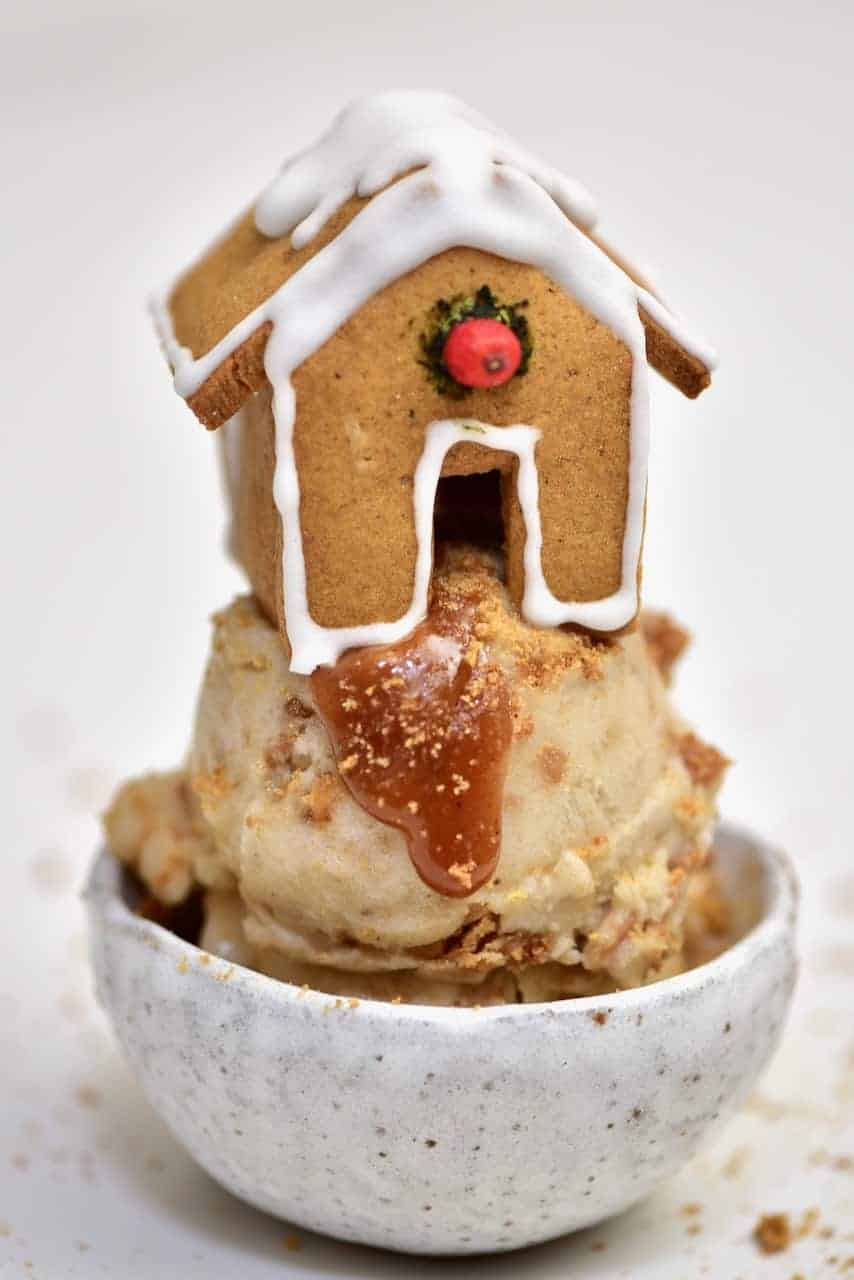 Christmas Gingerbread Ice Cream with Gingerbread Cookie mug topper. an easy christmas dessert recipe