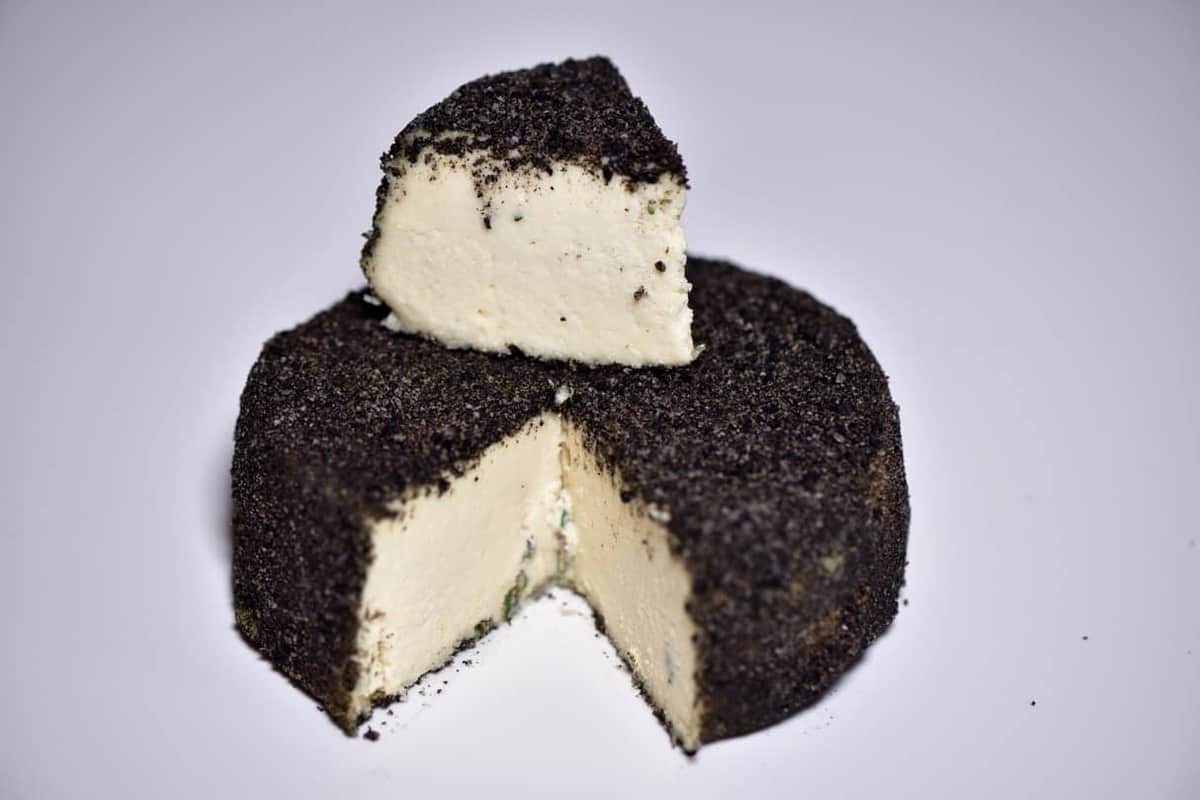 This delicious homemade Vegan Cashew Cheese has a cashew cream cheese centre and peppercorn coating- perfect to be part of a vegan cheese board and for those craving vegan cream cheese. how to make cashew cheese
