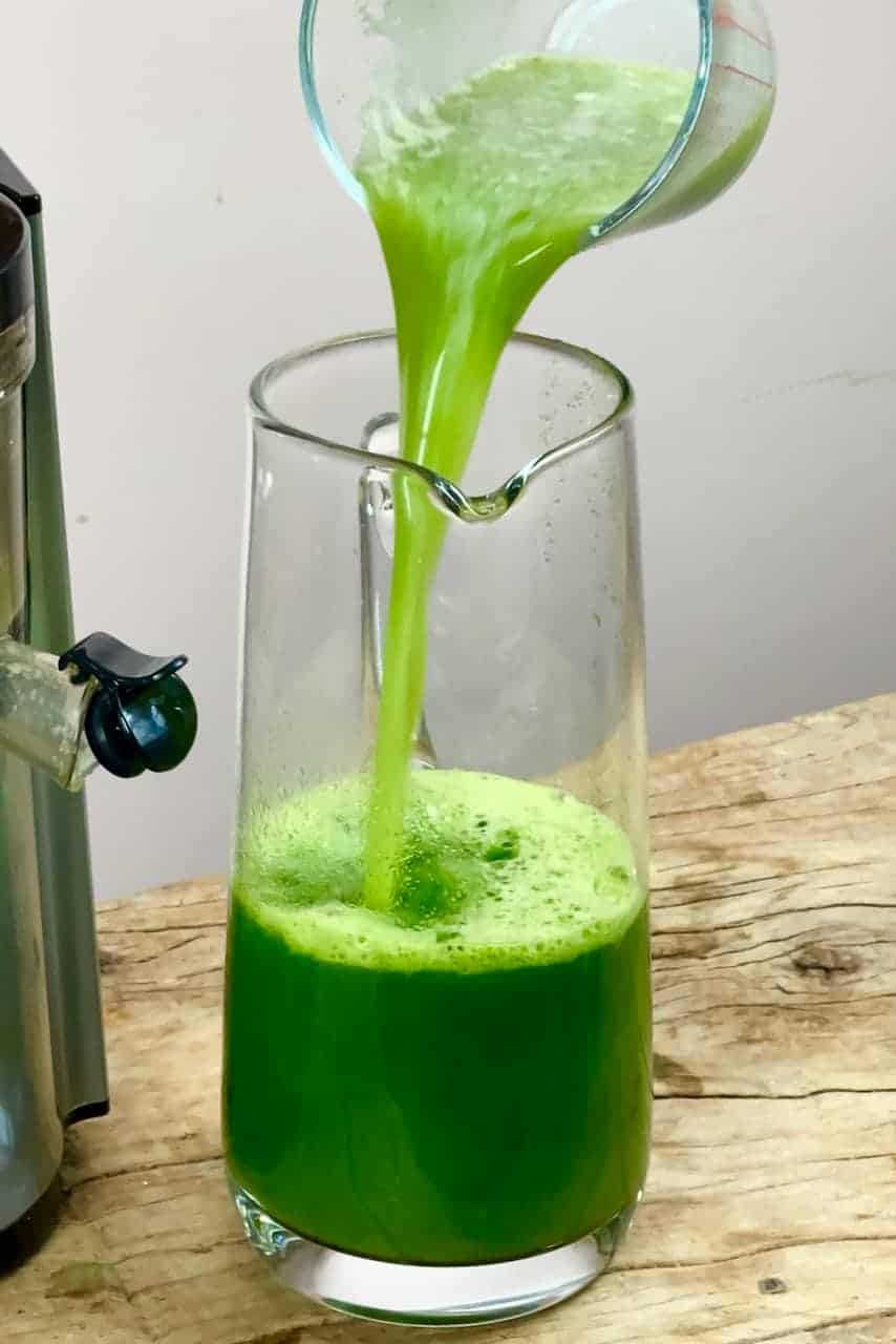 Mixing apple juice with celery juice