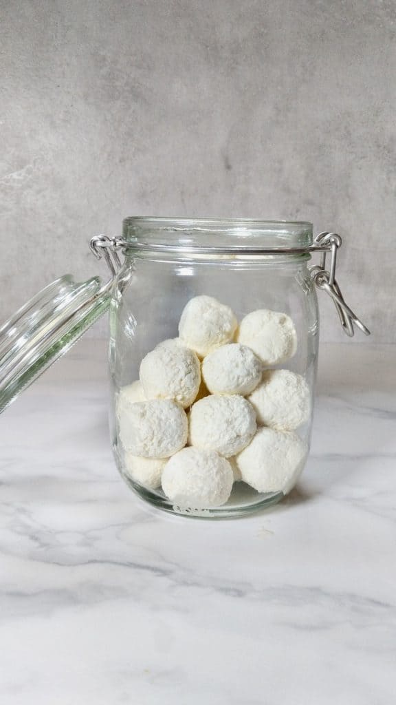Filling a jar with labneh balls
