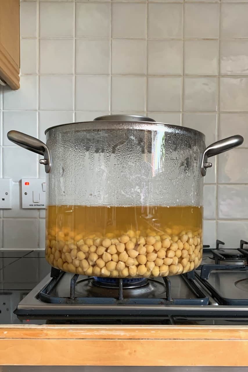 Covered pot with chickpeas