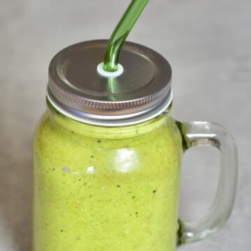 Green smoothie in a jar