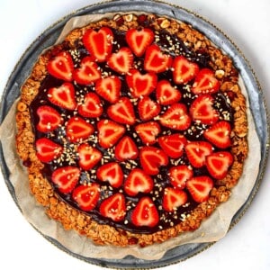 strawberry granola pizza