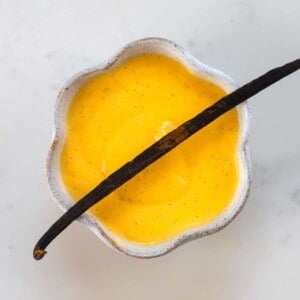 Castard alla vaniglia in una ciotola Foto quadrata