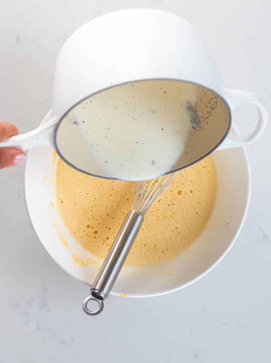 Misturar leite baunilhado com ovos