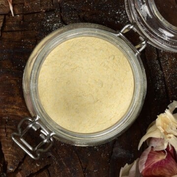 Garlic powder in a jar