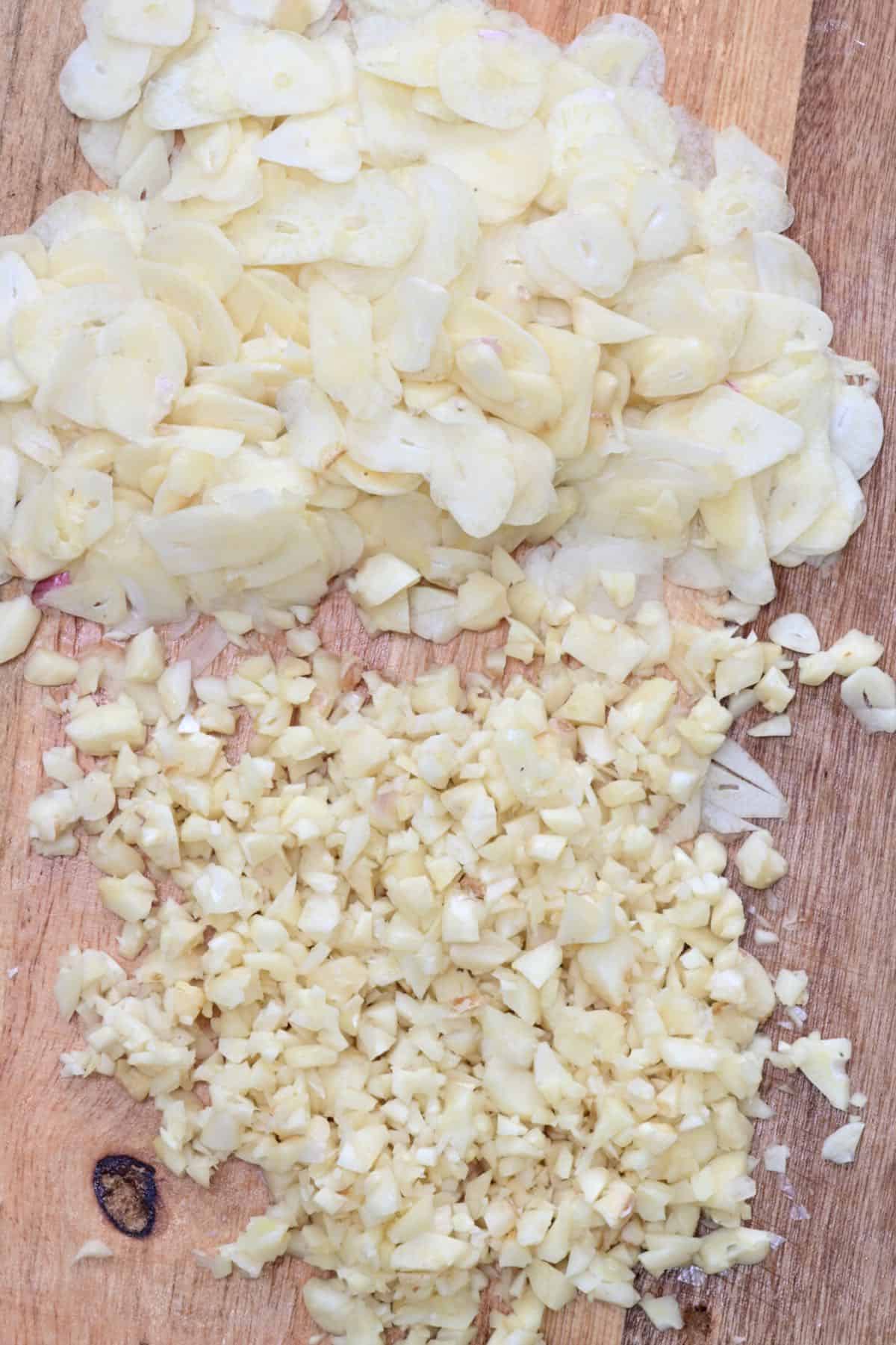 Minced garlic and garlic cut into thin slices