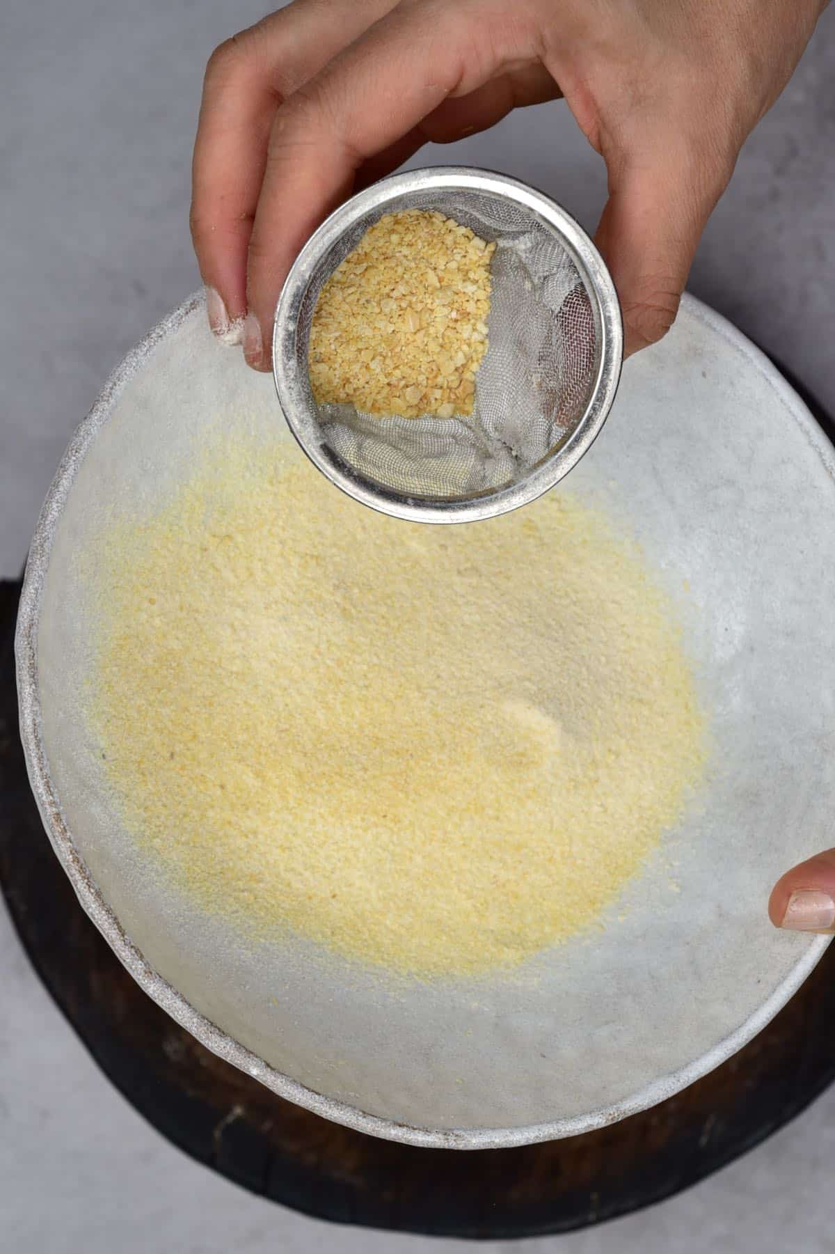 Sieving dried garlic powder