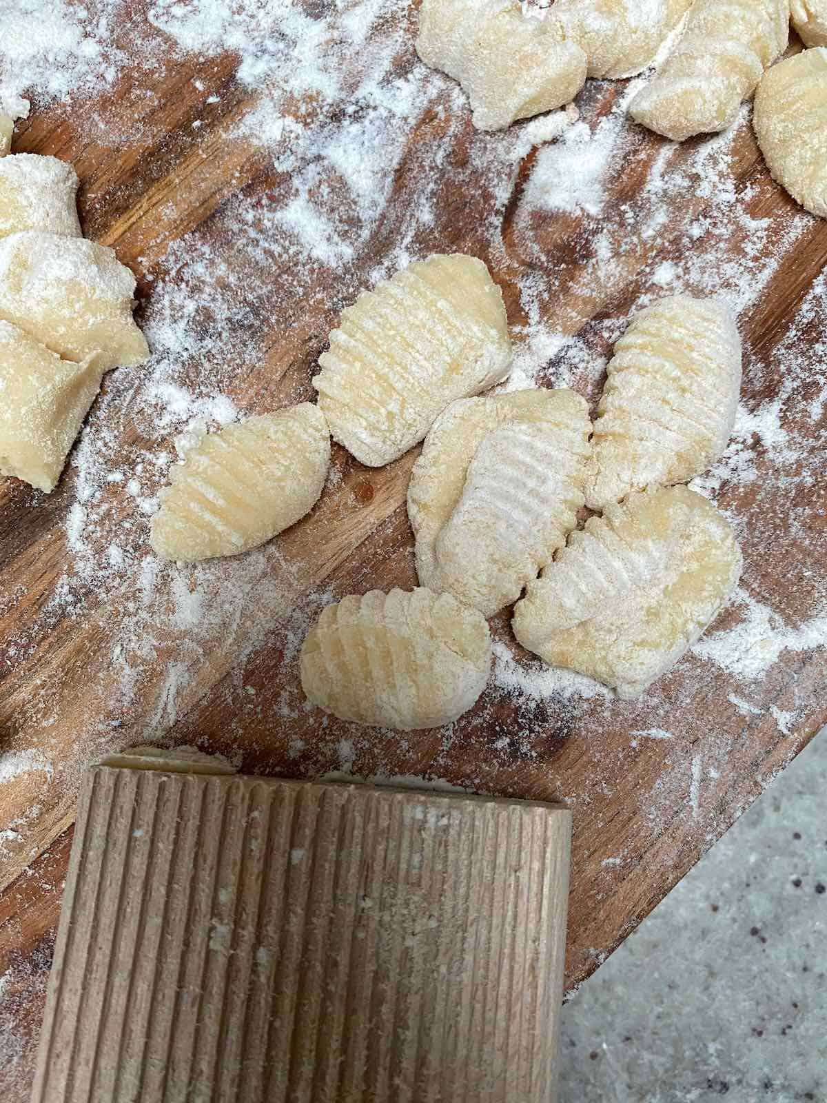 Gnocchi forms with a special tool