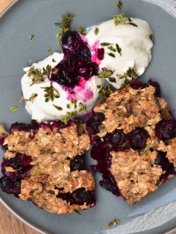 Baked blueberry oats served with yogurt