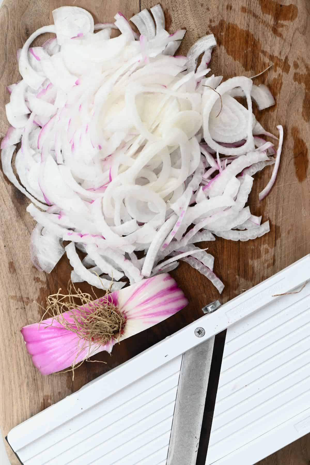 Thinly slicing onion