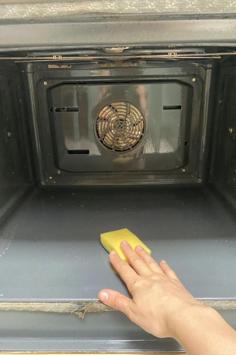 How To Clean Oven With Baking Soda (With and Without Chemicals)