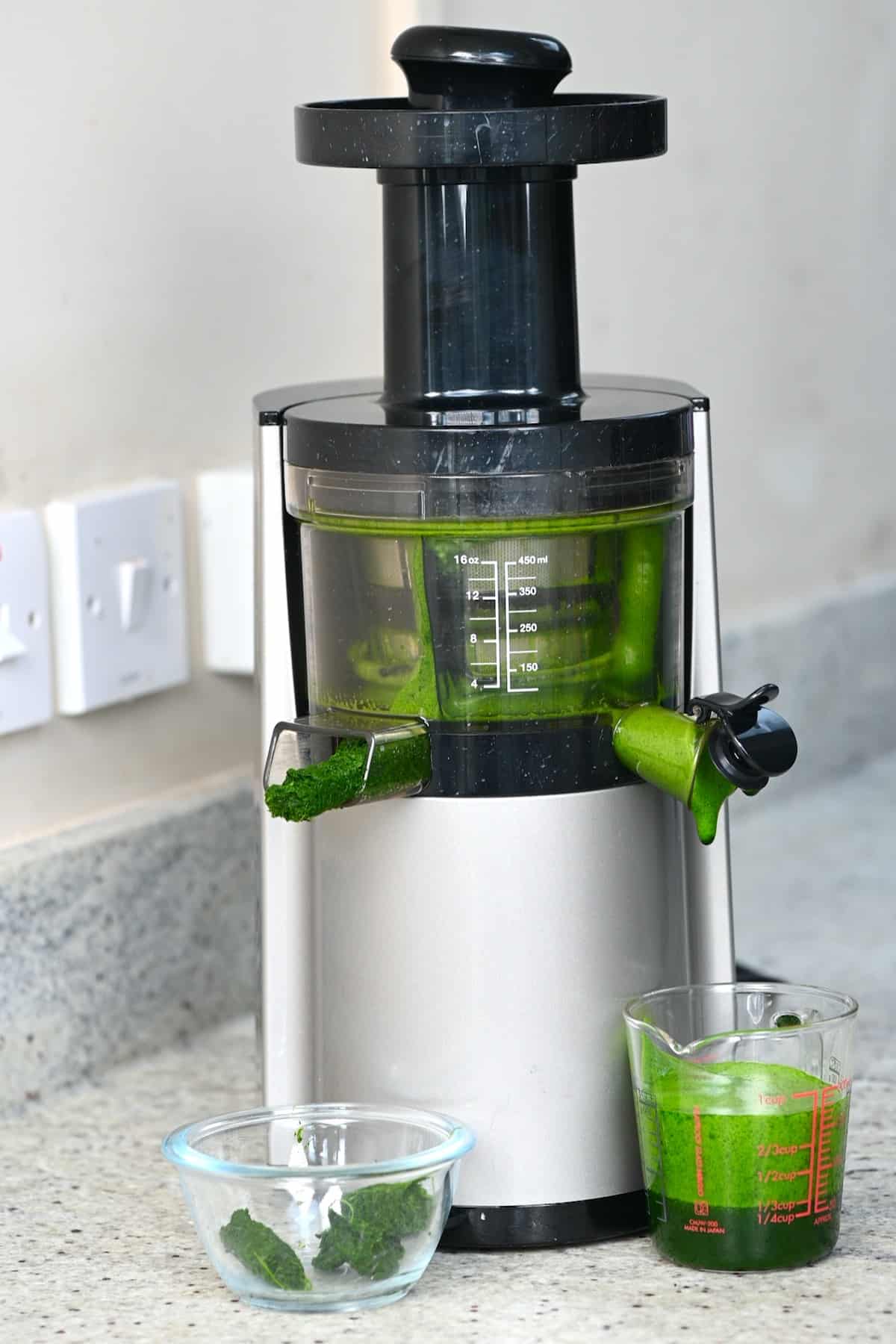 Extracting spinach juice with juicer