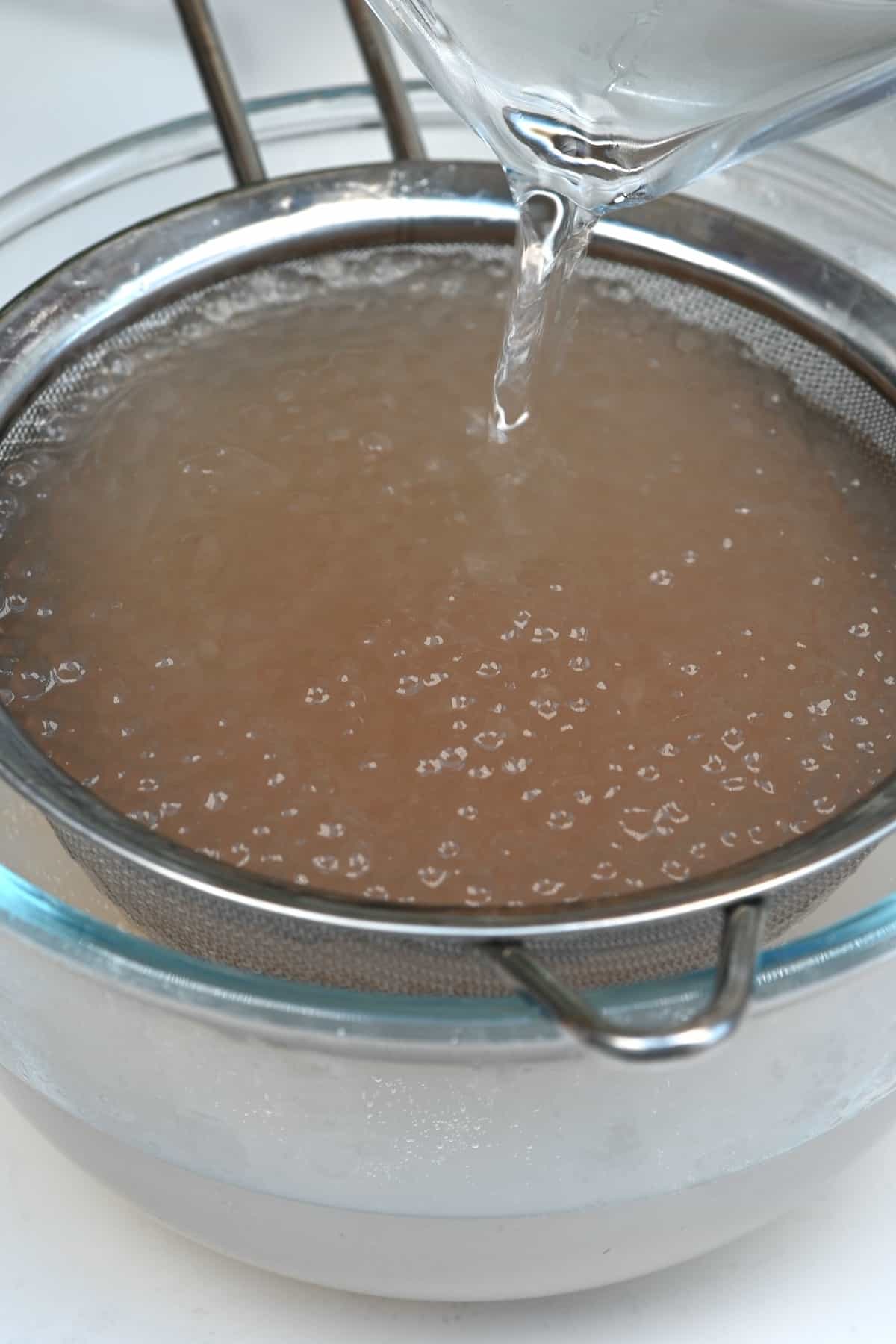 Rinsing cooked sago pearls