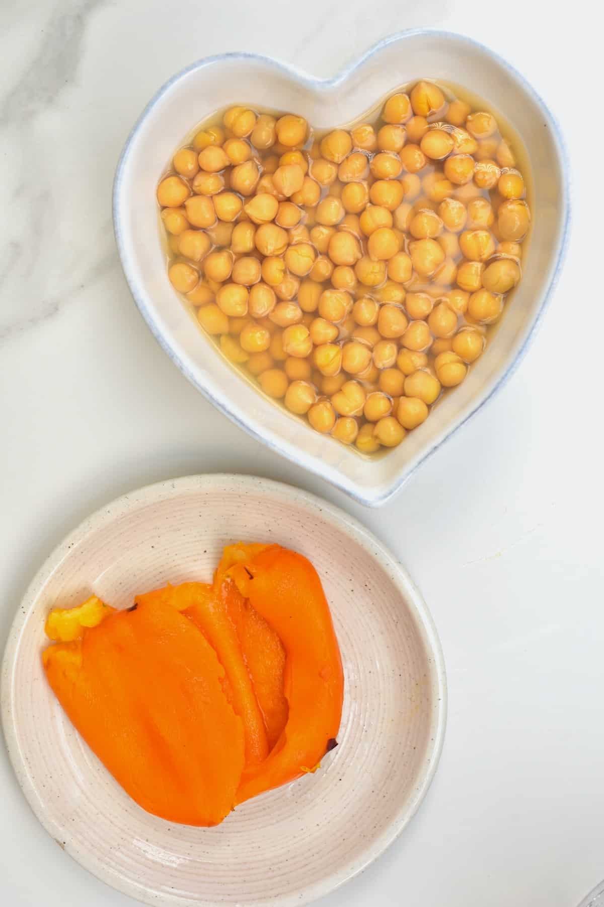 Cooked chickpeas and bell pepper
