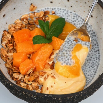 Mango breakfast with chia pudding