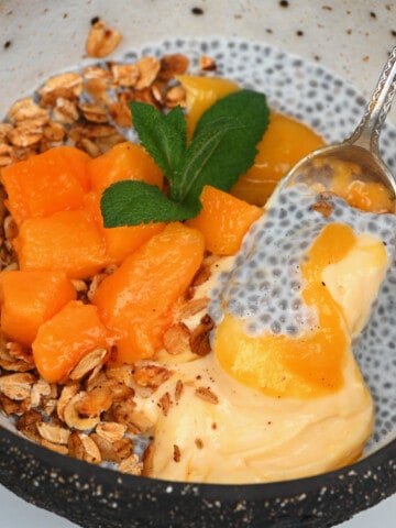 Mango breakfast with chia pudding