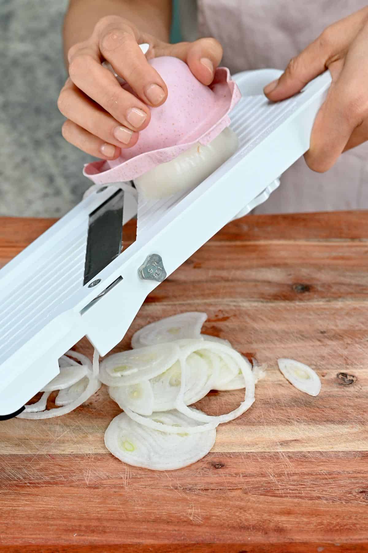 Slicing white onion