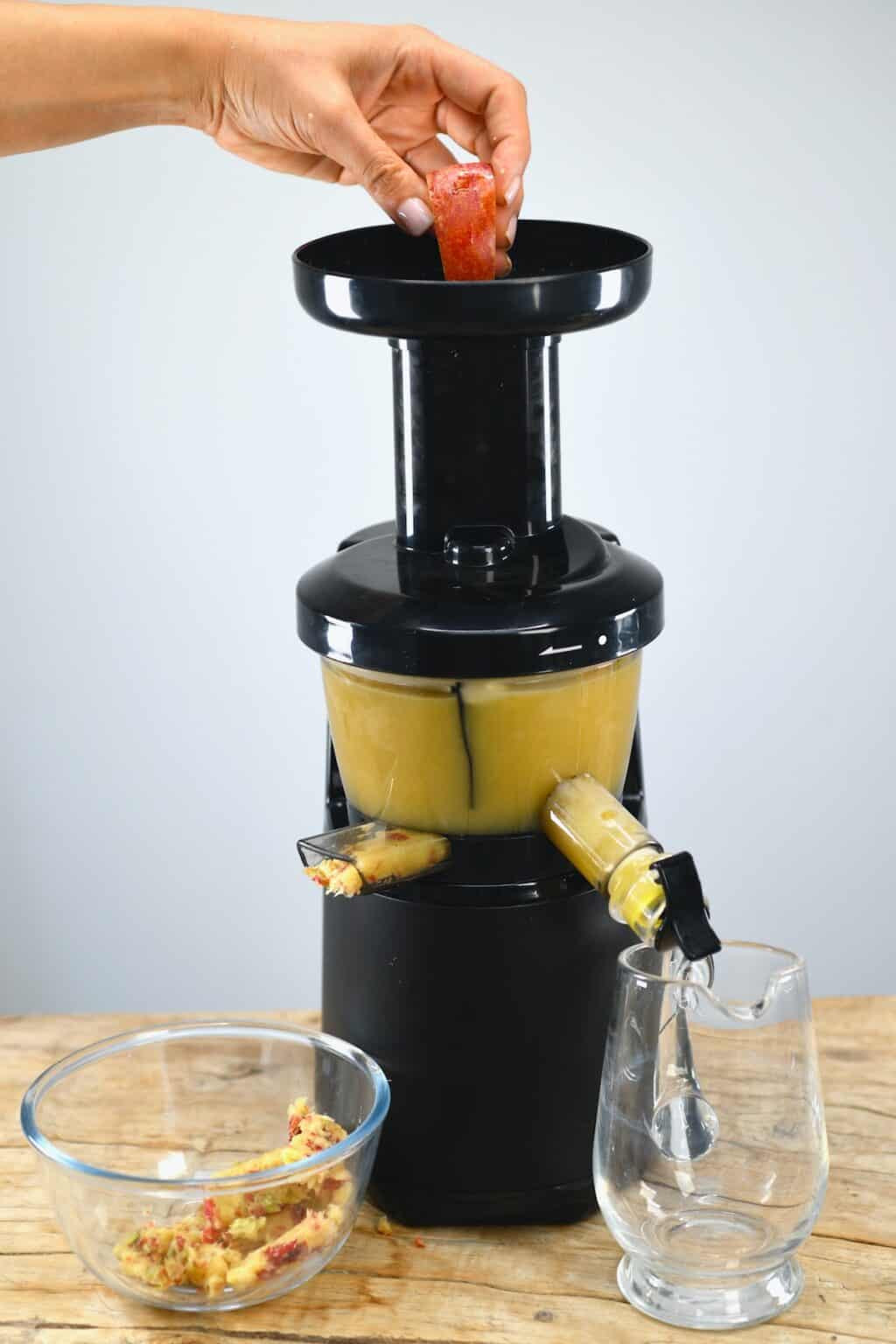 How to Make Apple Juice (With and Without Juicer)