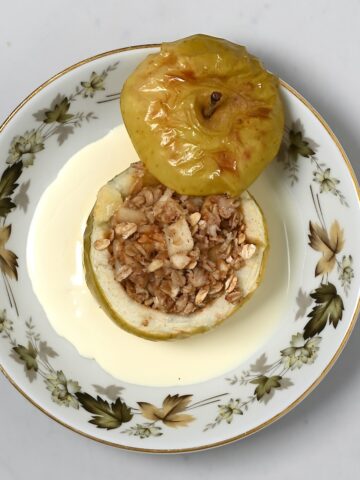 Baked apple stuffed with oats and spices