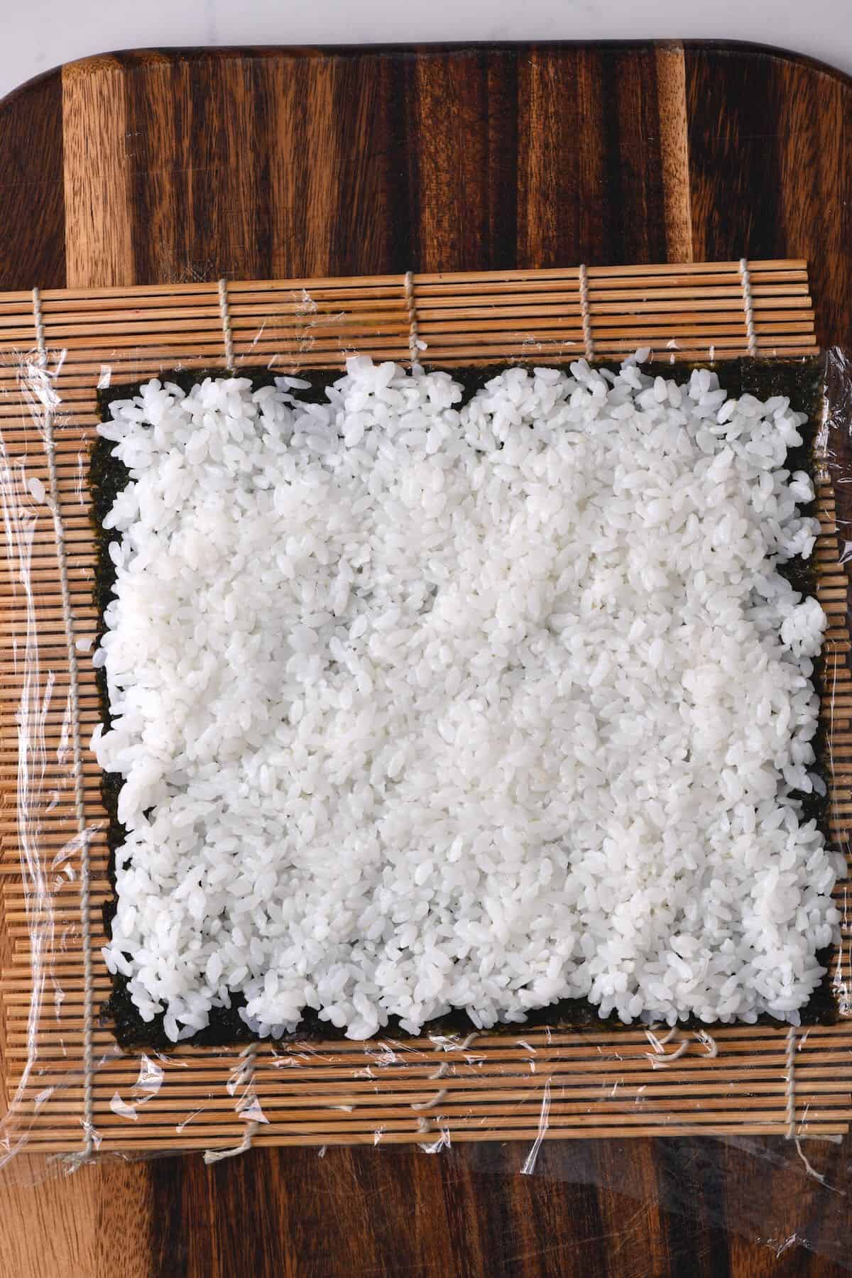Using sushi rice to make a maki roll