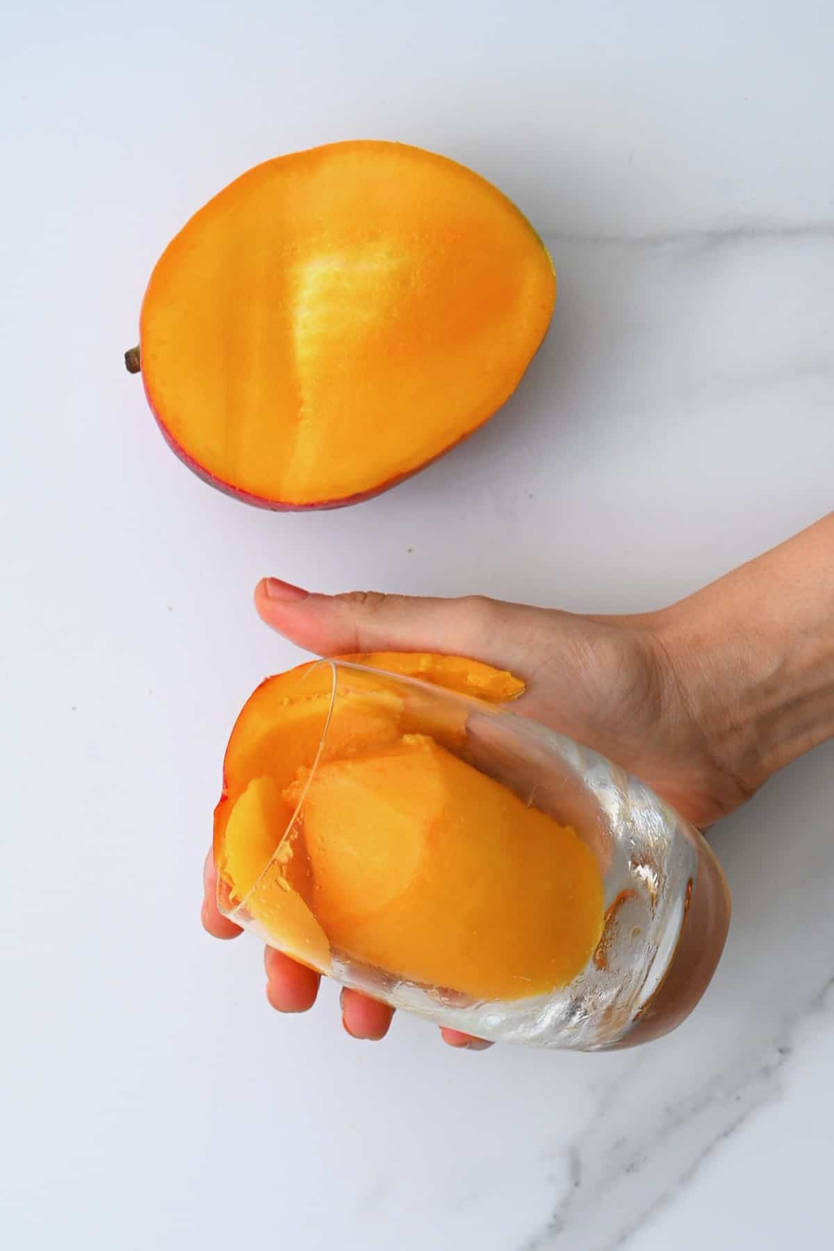 Removing mango peel using the glass technique