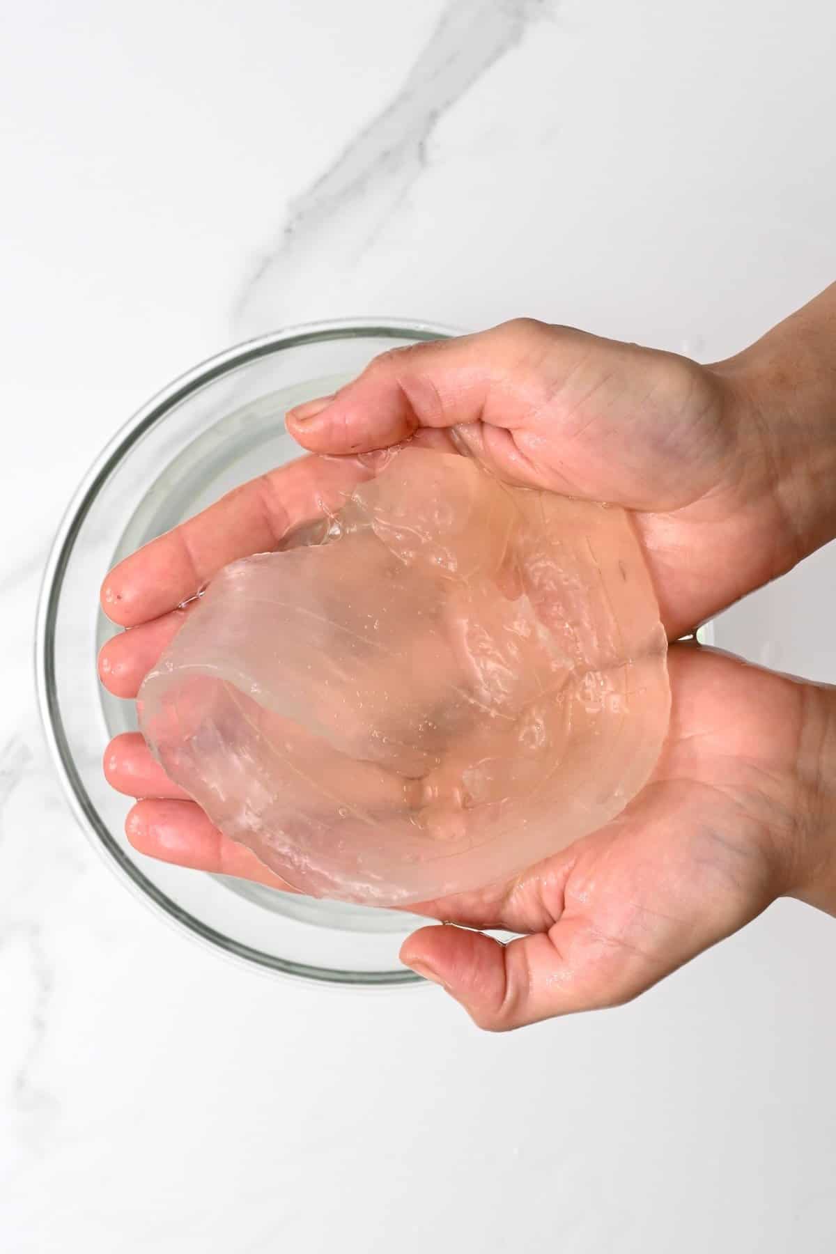 Rinsing aloe vera gel in a bowl